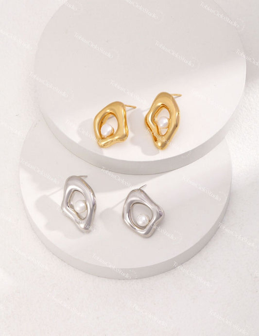 "Athena’s Tear" S925 Hollow Liquid Sterling Silver Earring with Pearl Detail