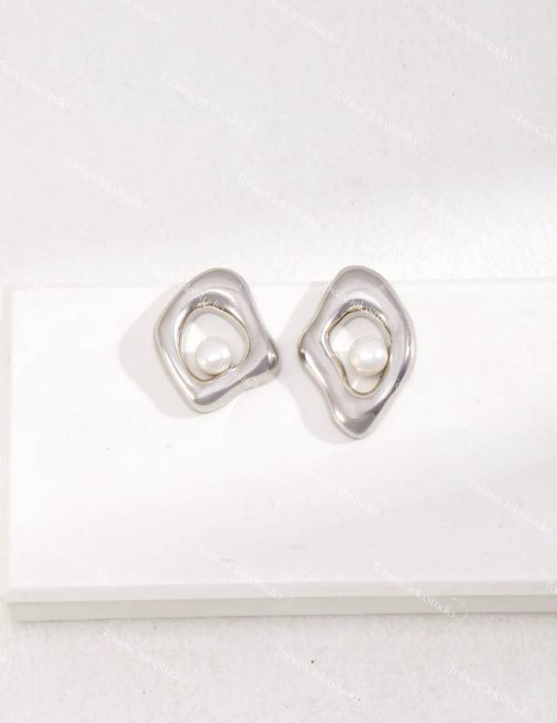 "Athena’s Tear" S925 Hollow Liquid Sterling Silver Earring with Pearl Detail