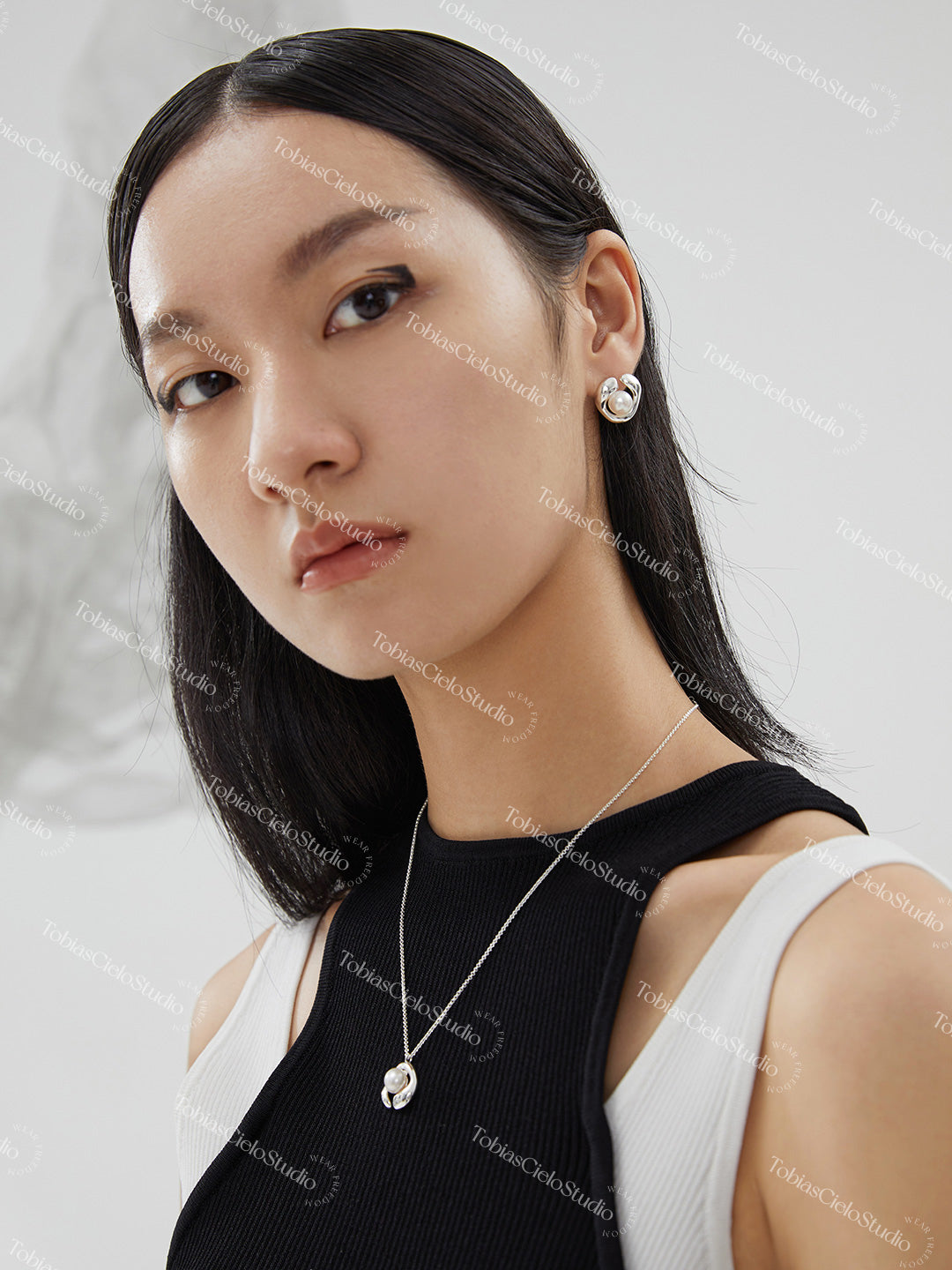 "The Lost Moon" S925 Sterling Silver Necklace with Rounded Pearl